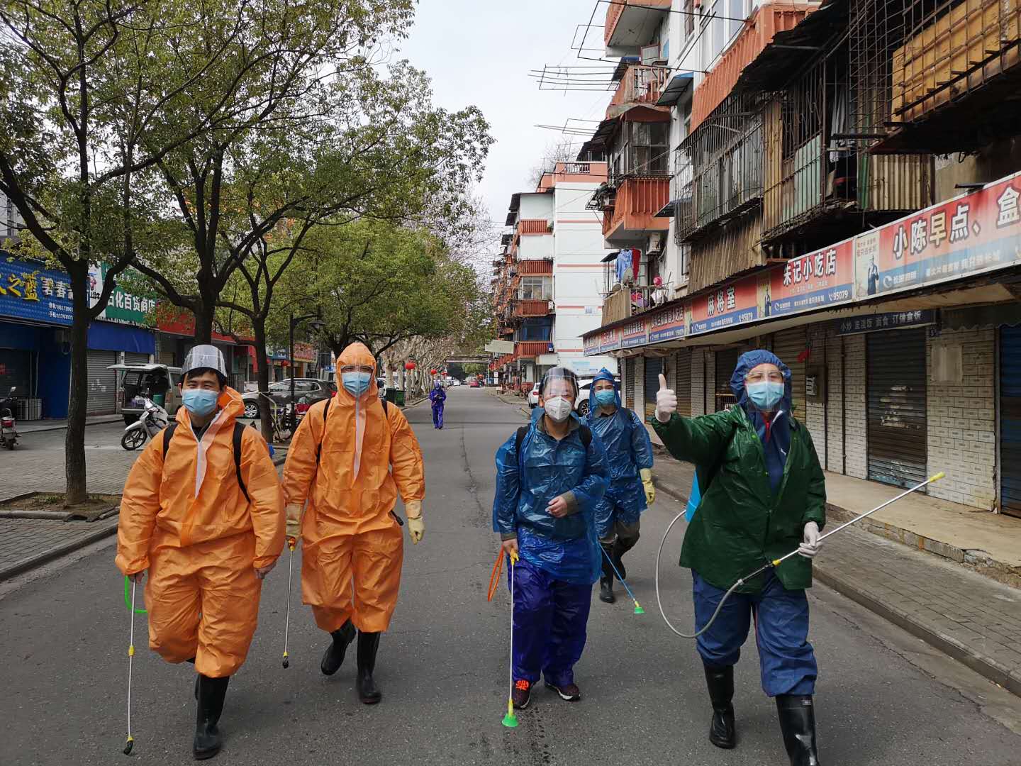 3月2日一大早,碧水集團(tuán)、產(chǎn)業(yè)公司石化社區(qū)消殺小隊(duì)開(kāi)始了一天的工作.jpg 3月2日一大早,碧水集團(tuán)、產(chǎn)業(yè)公司石化社區(qū)消殺小隊(duì)開(kāi)始了一天的工作.jpg